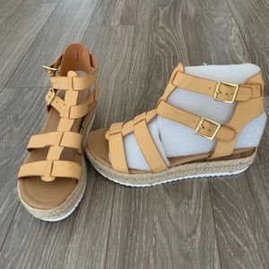 SODA WOMENS PLATFORM SANDALS